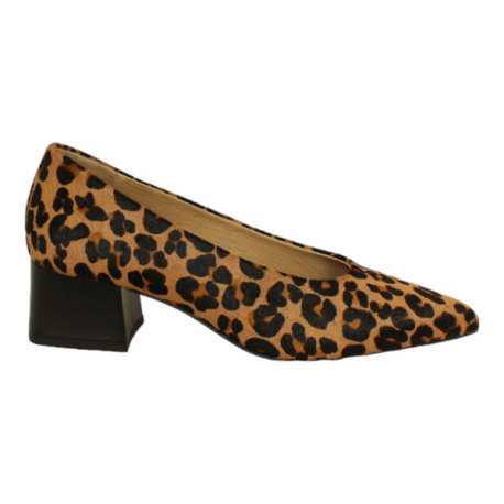 zapato tipo salon con tacon  de 4 cm piel print leo modelo ciana