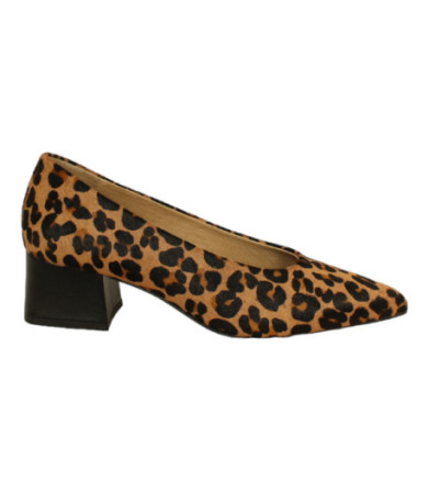 zapato tipo salon con tacon  de 4 cm piel print leo modelo ciana