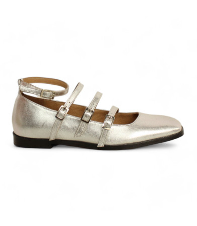 zapato con punta cuadrada y pulsera modelo xylia