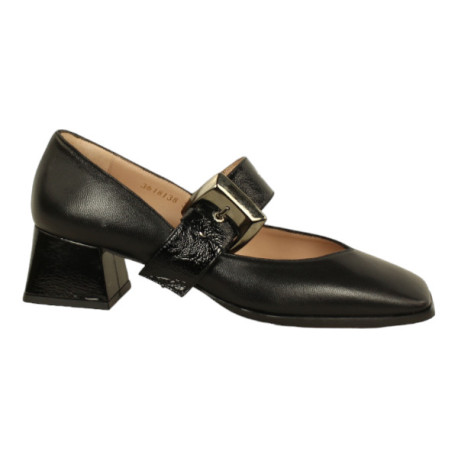 zapato con horma cuadrada y pulsera ojetes tacon 4cm