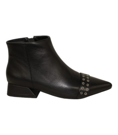 botin punta fina con puntera remaches modelo zaska