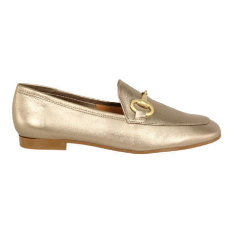 mocasin con estribo piso flexible y punta redonda en piel tinte vegetal acabado metal