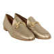 mocasin con estribo piso flexible y punta redonda en piel tinte vegetal acabado metal