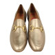mocasin con estribo piso flexible y punta redonda en piel tinte vegetal acabado metal