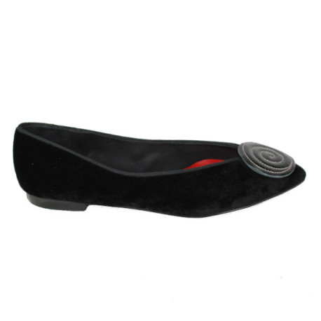 ZAPATO TIPO BAILARINA ESCOTADA EN TERICIPELO CON ADORNO GEOMETRICO