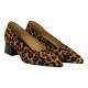 zapato tipo salon con tacon  de 4 cm piel print leo modelo ciana
