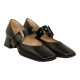 zapato con horma cuadrada y pulsera ojetes tacon 4cm
