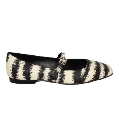 zapato con pulsera tipo merceditas en piel print cebra