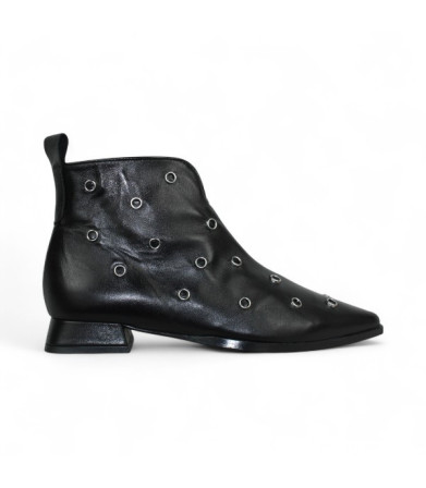 botin con remaches tacon 3 cm y piso con cerco