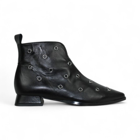 botin con remaches tacon 3 cm y piso con cerco
